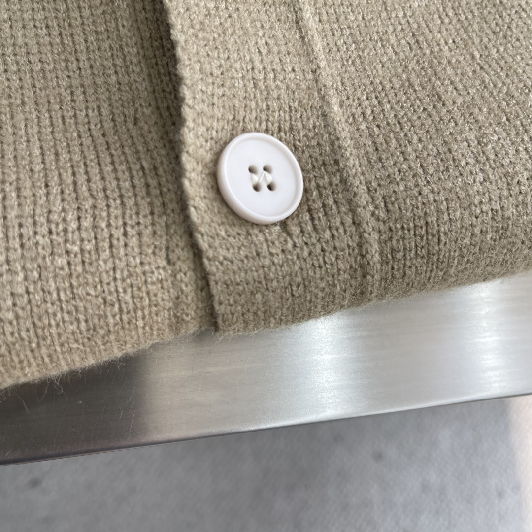 -Dio 假两件‼️开衫毛衣精选混纺优质35%抗起球腈纶30%聚酯纤维19.6%聚酯15.4%锦纶是性能