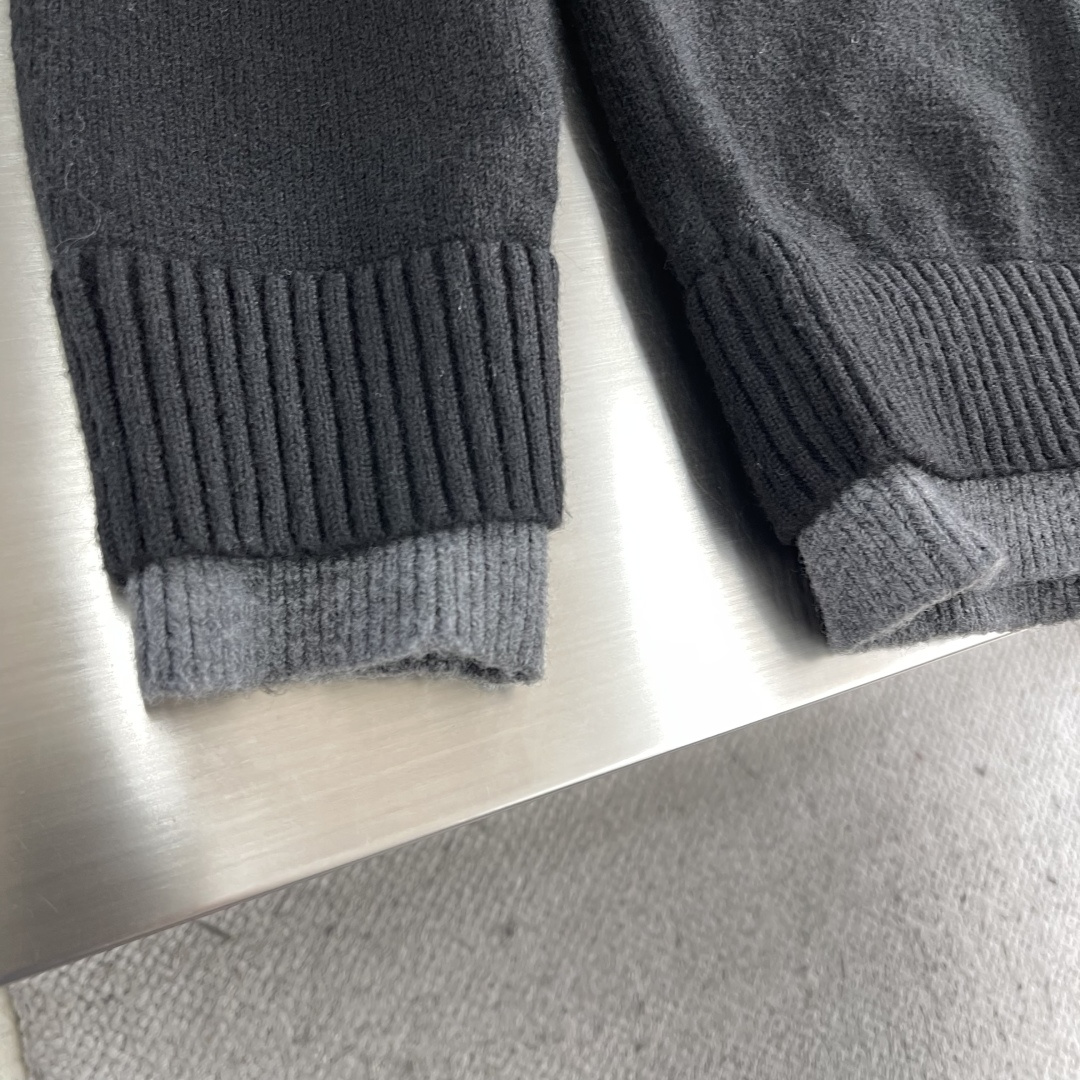 -MiuMiu 假两件标识‼️翻领毛衣精选混纺优质38%腈纶25.3%聚酯纤维24.3%粘胶纤维9.9%