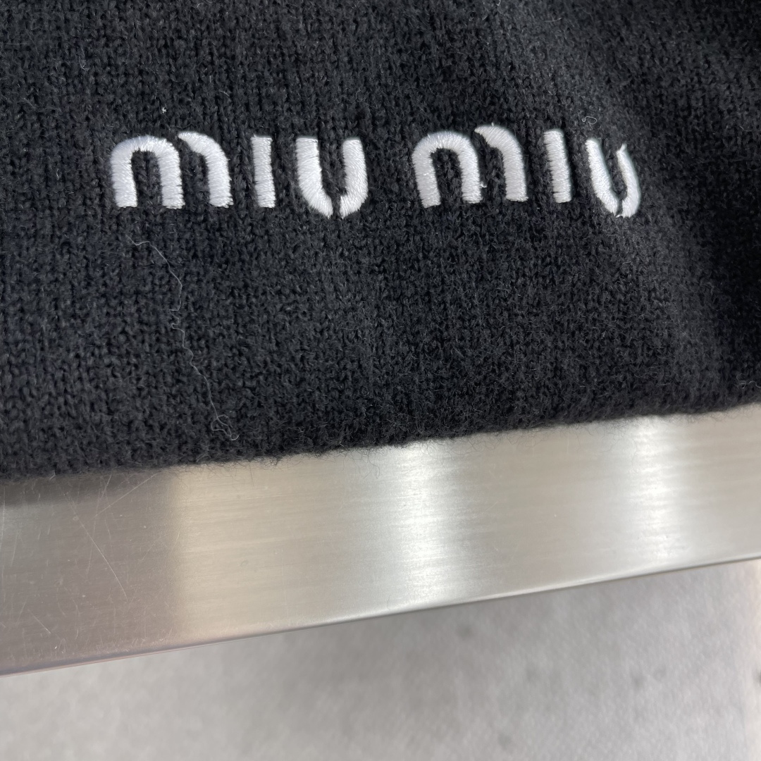 -MiuMiu 假两件标识‼️翻领毛衣精选混纺优质38%腈纶25.3%聚酯纤维24.3%粘胶纤维9.9%