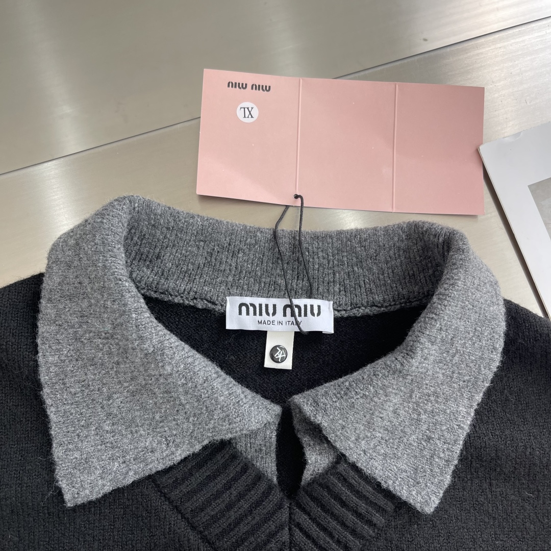 -MiuMiu 假两件标识‼️翻领毛衣精选混纺优质38%腈纶25.3%聚酯纤维24.3%粘胶纤维9.9%