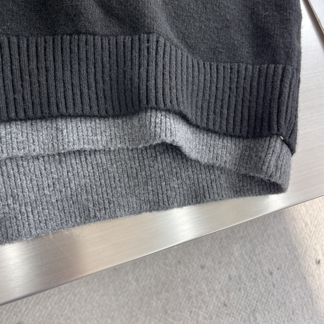 -MiuMiu 假两件标识‼️翻领毛衣精选混纺优质38%腈纶25.3%聚酯纤维24.3%粘胶纤维9.9%