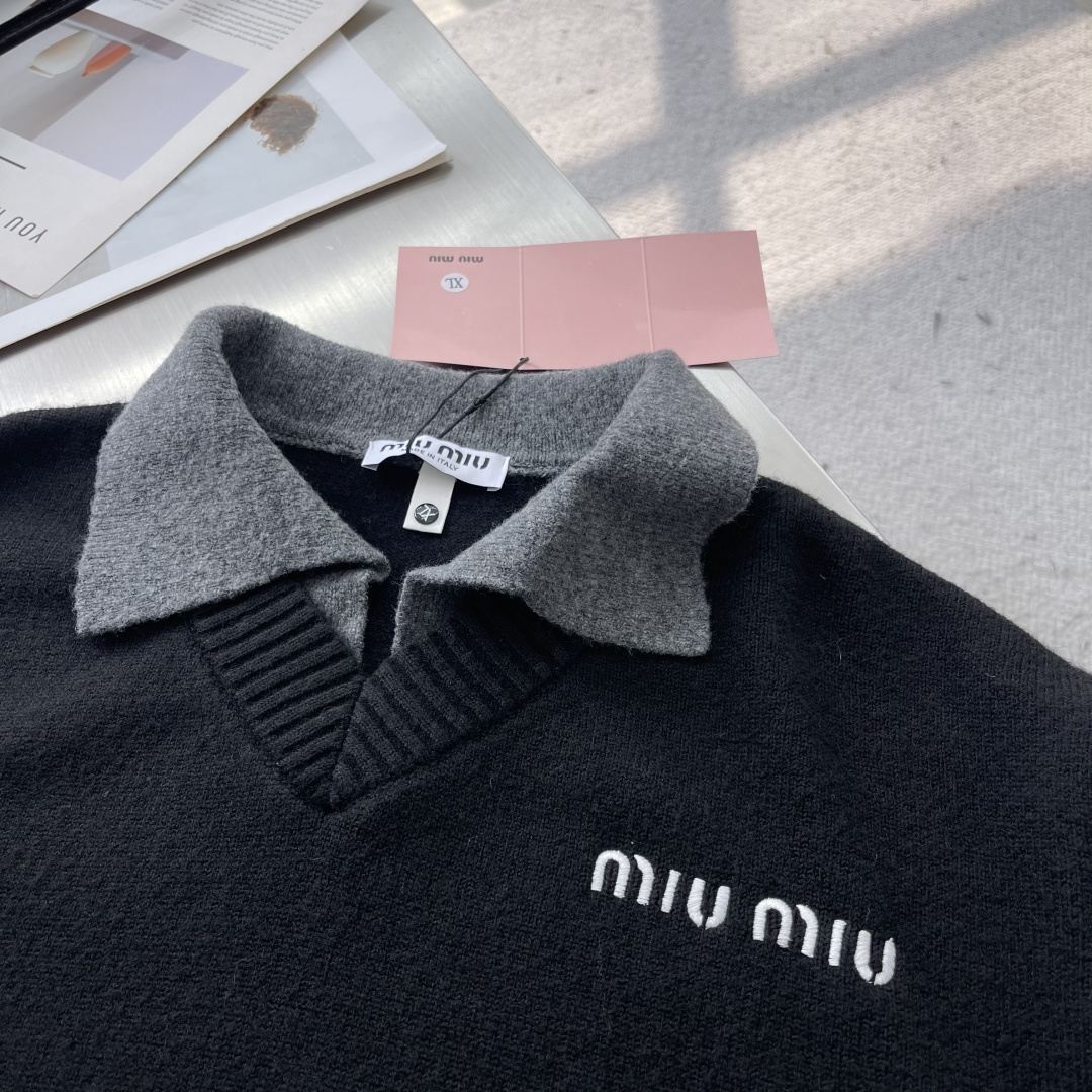 -MiuMiu 假两件标识‼️翻领毛衣精选混纺优质38%腈纶25.3%聚酯纤维24.3%粘胶纤维9.9%