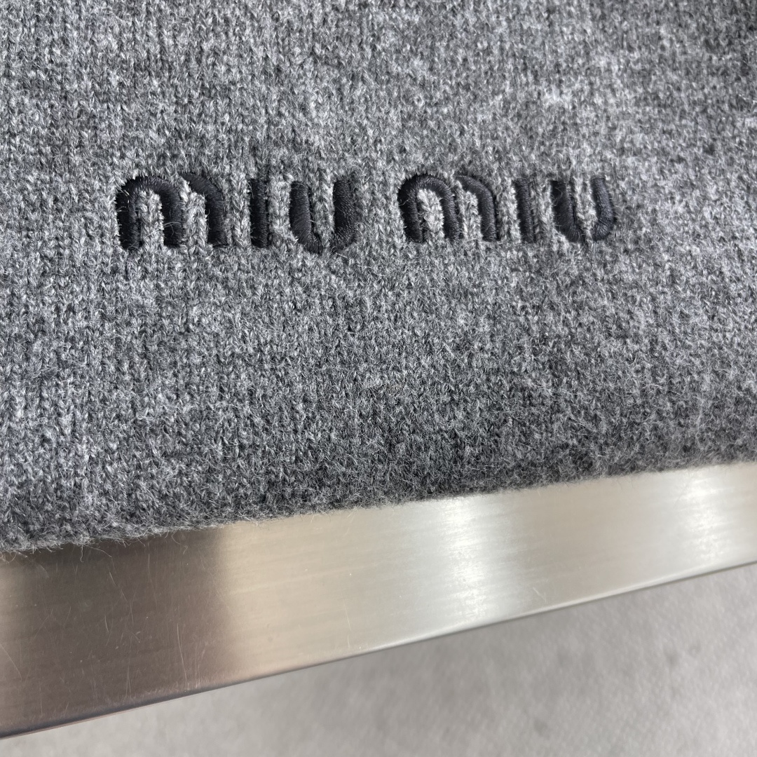 -MiuMiu 假两件标识‼️翻领毛衣精选混纺优质38%腈纶25.3%聚酯纤维24.3%粘胶纤维9.9%