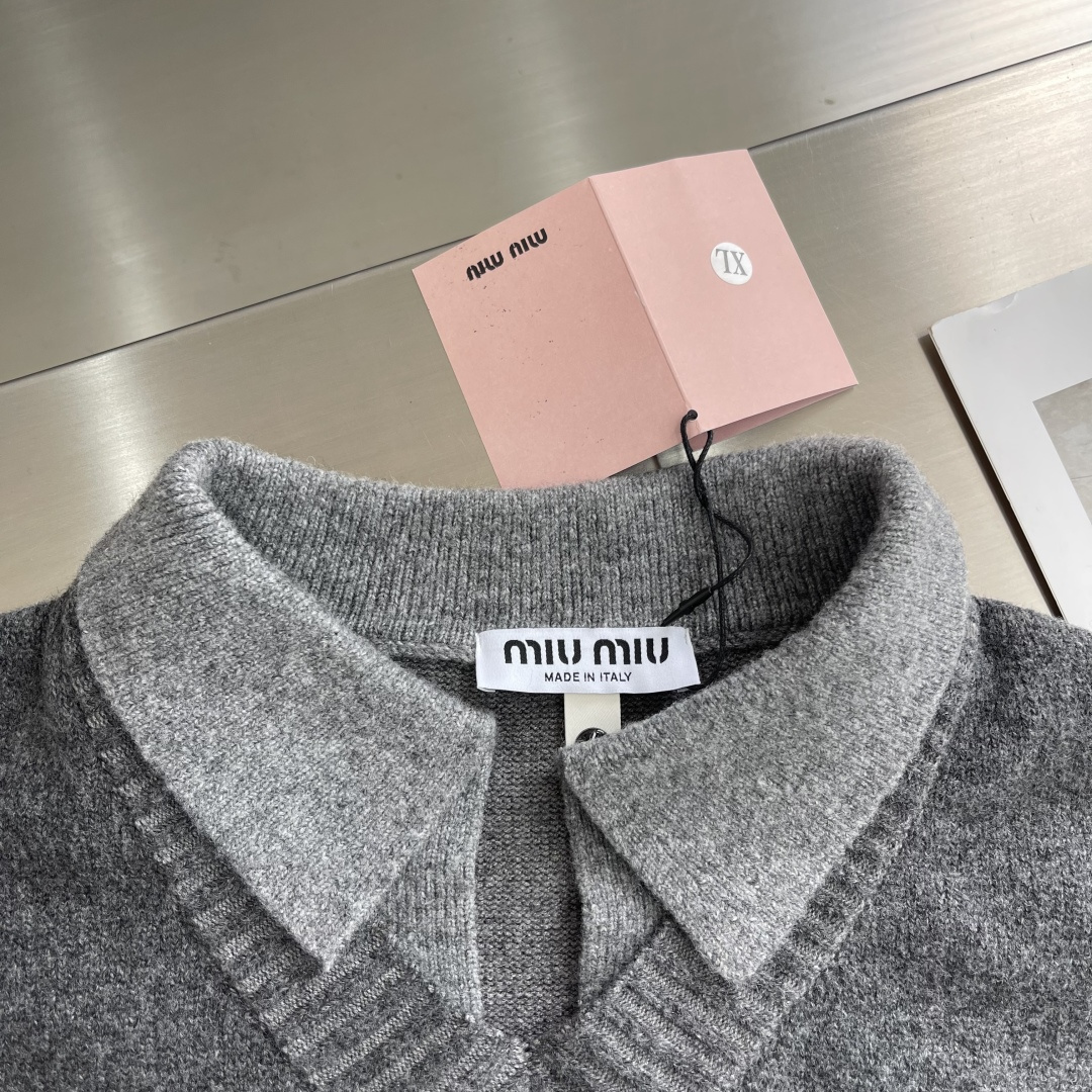 -MiuMiu 假两件标识‼️翻领毛衣精选混纺优质38%腈纶25.3%聚酯纤维24.3%粘胶纤维9.9%