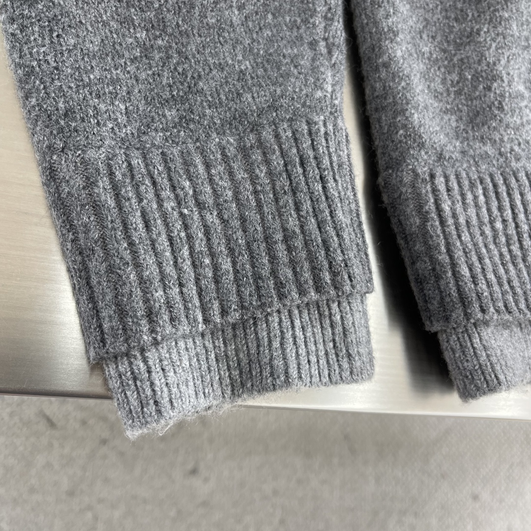 -MiuMiu 假两件标识‼️翻领毛衣精选混纺优质38%腈纶25.3%聚酯纤维24.3%粘胶纤维9.9%