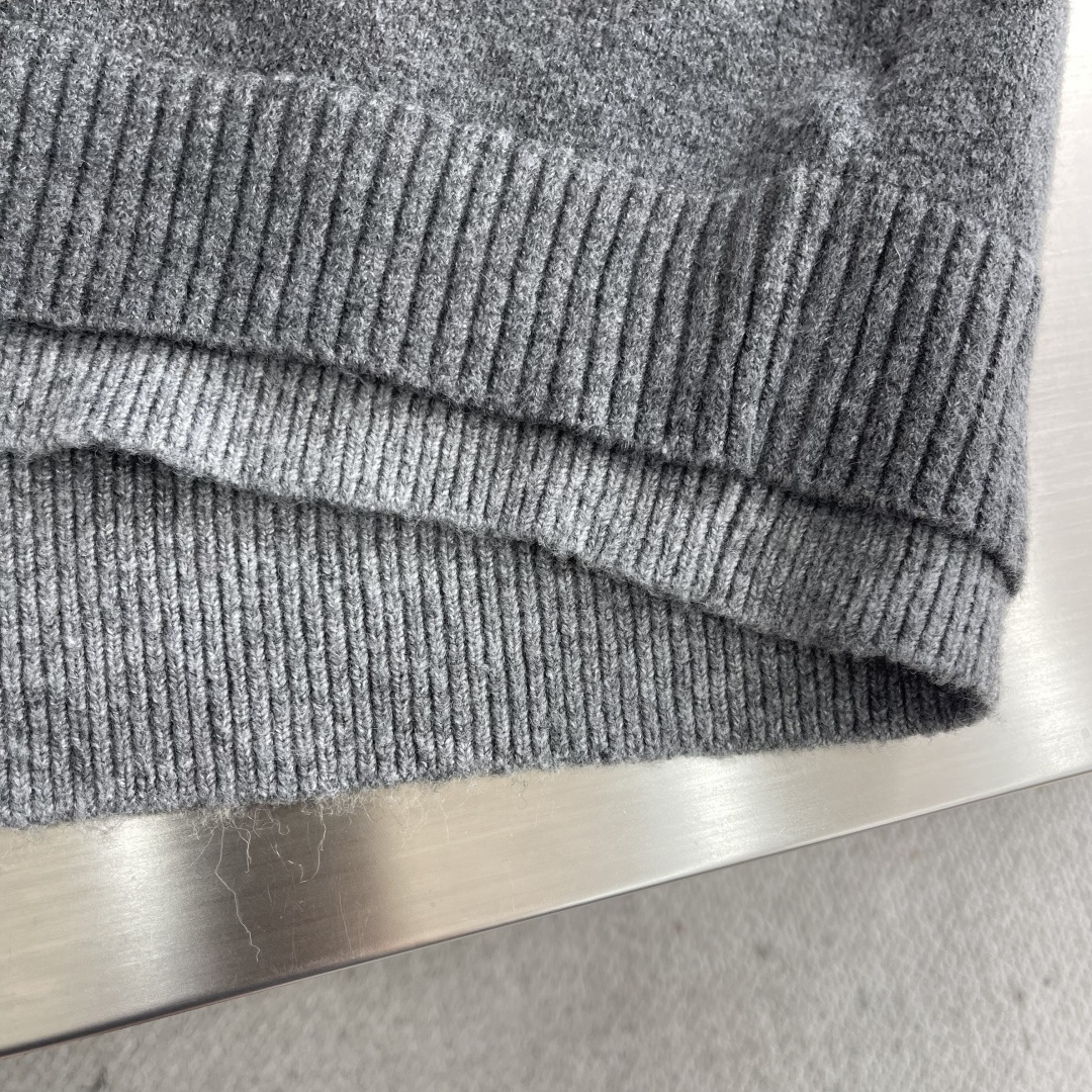 -MiuMiu 假两件标识‼️翻领毛衣精选混纺优质38%腈纶25.3%聚酯纤维24.3%粘胶纤维9.9%