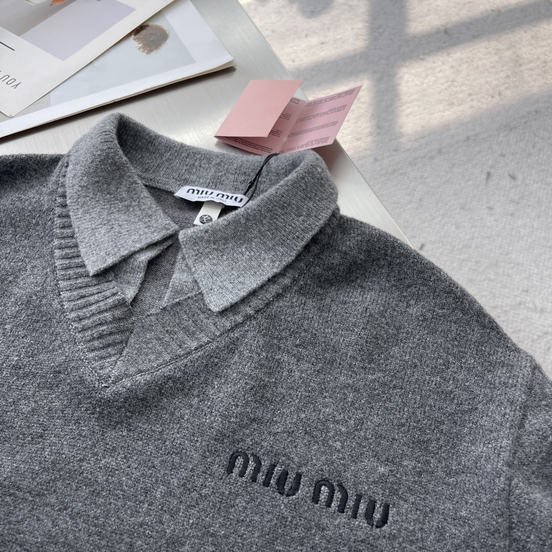 -MiuMiu 假两件标识‼️翻领毛衣精选混纺优质38%腈纶25.3%聚酯纤维24.3%粘胶纤维9.9%