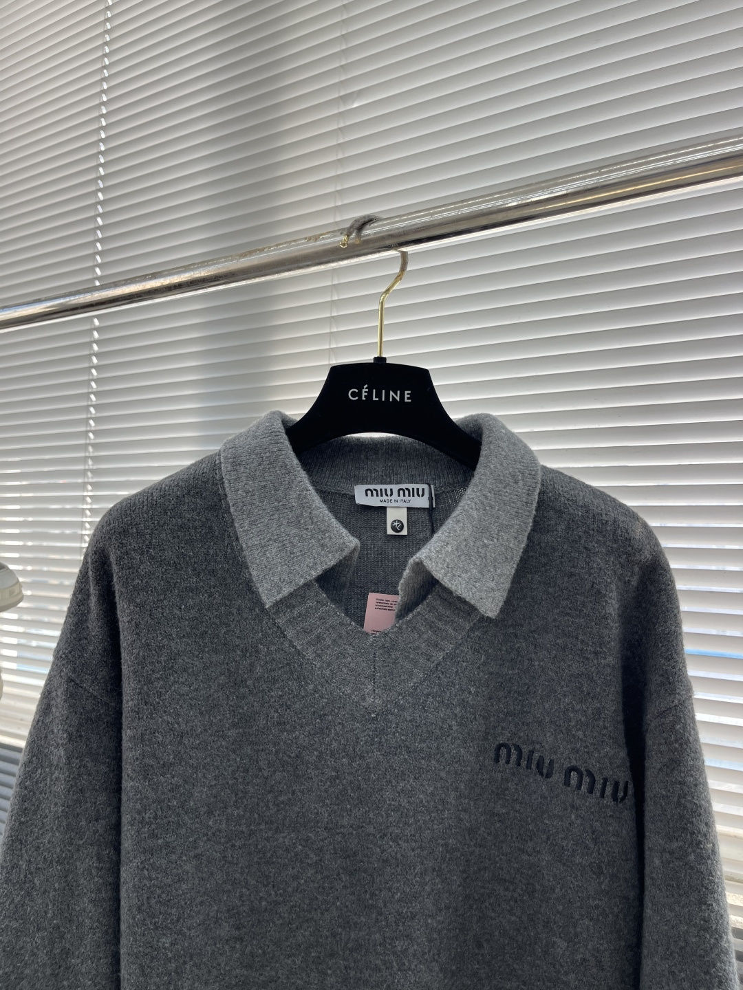 -MiuMiu 假两件标识‼️翻领毛衣精选混纺优质38%腈纶25.3%聚酯纤维24.3%粘胶纤维9.9%