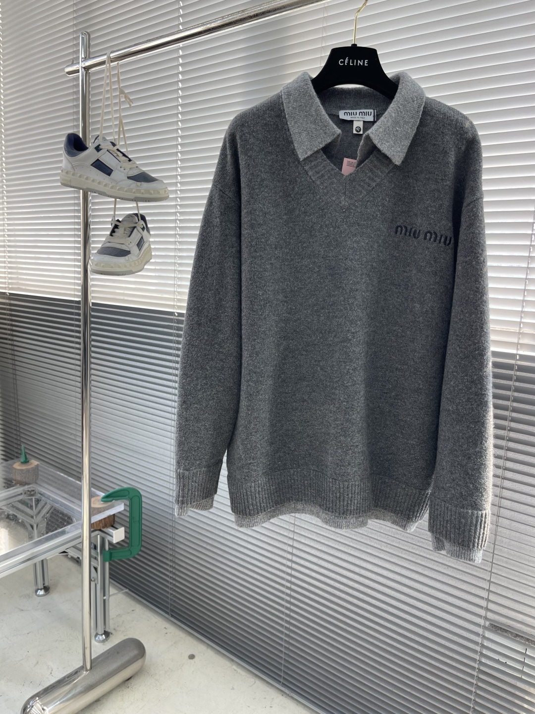-MiuMiu 假两件标识‼️翻领毛衣精选混纺优质38%腈纶25.3%聚酯纤维24.3%粘胶纤维9.9%