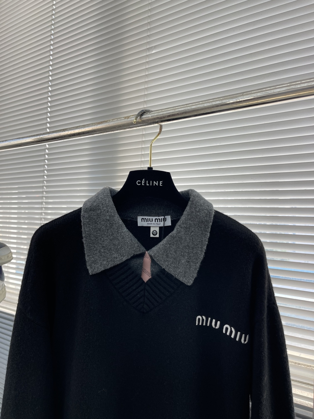 -MiuMiu 假两件标识‼️翻领毛衣精选混纺优质38%腈纶25.3%聚酯纤维24.3%粘胶纤维9.9%