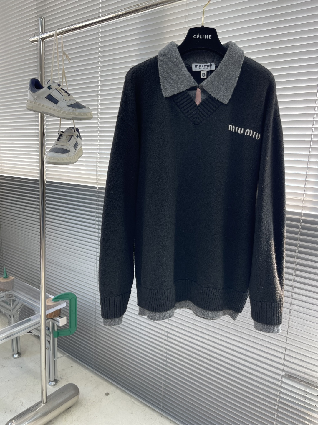 -MiuMiu 假两件标识‼️翻领毛衣精选混纺优质38%腈纶25.3%聚酯纤维24.3%粘胶纤维9.9%