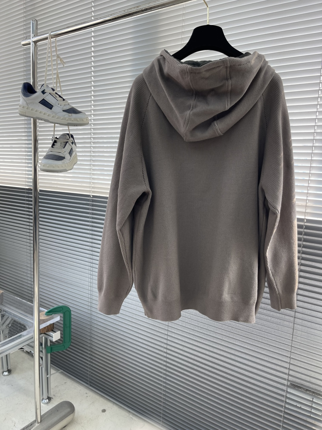 -ALO 连帽微标毛衣开衫精选混纺优质32%粘纤30%聚酯纤维20%锦纶18%天丝 是性能优良的合成纤维