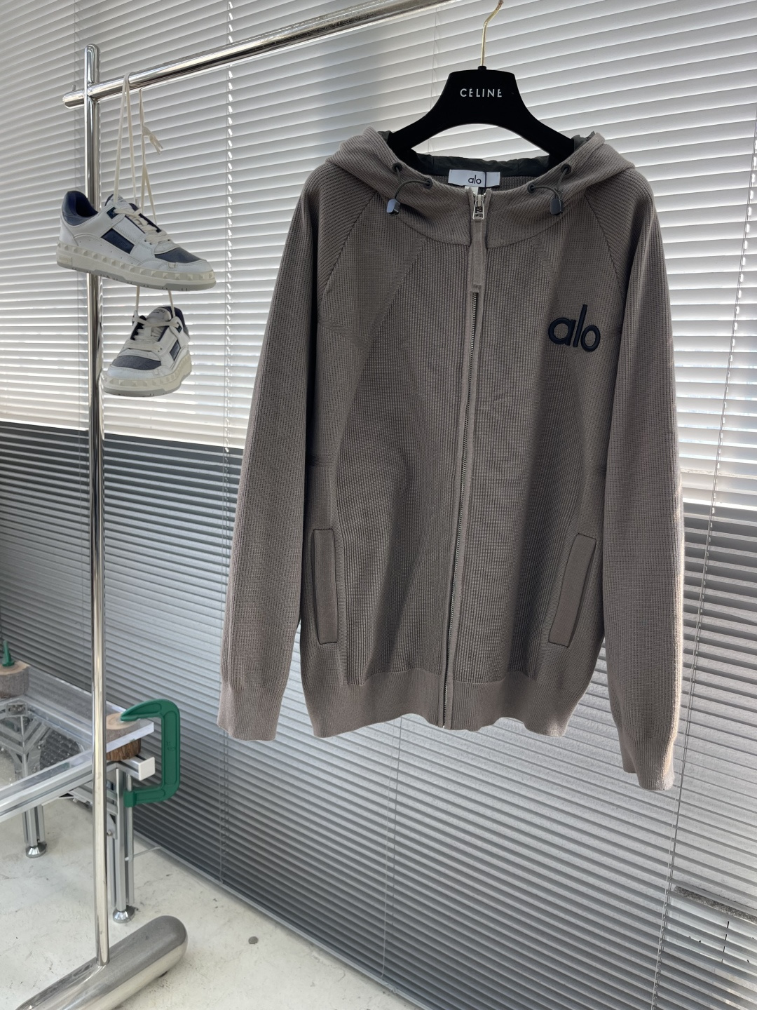 -ALO 连帽微标毛衣开衫精选混纺优质32%粘纤30%聚酯纤维20%锦纶18%天丝 是性能优良的合成纤维