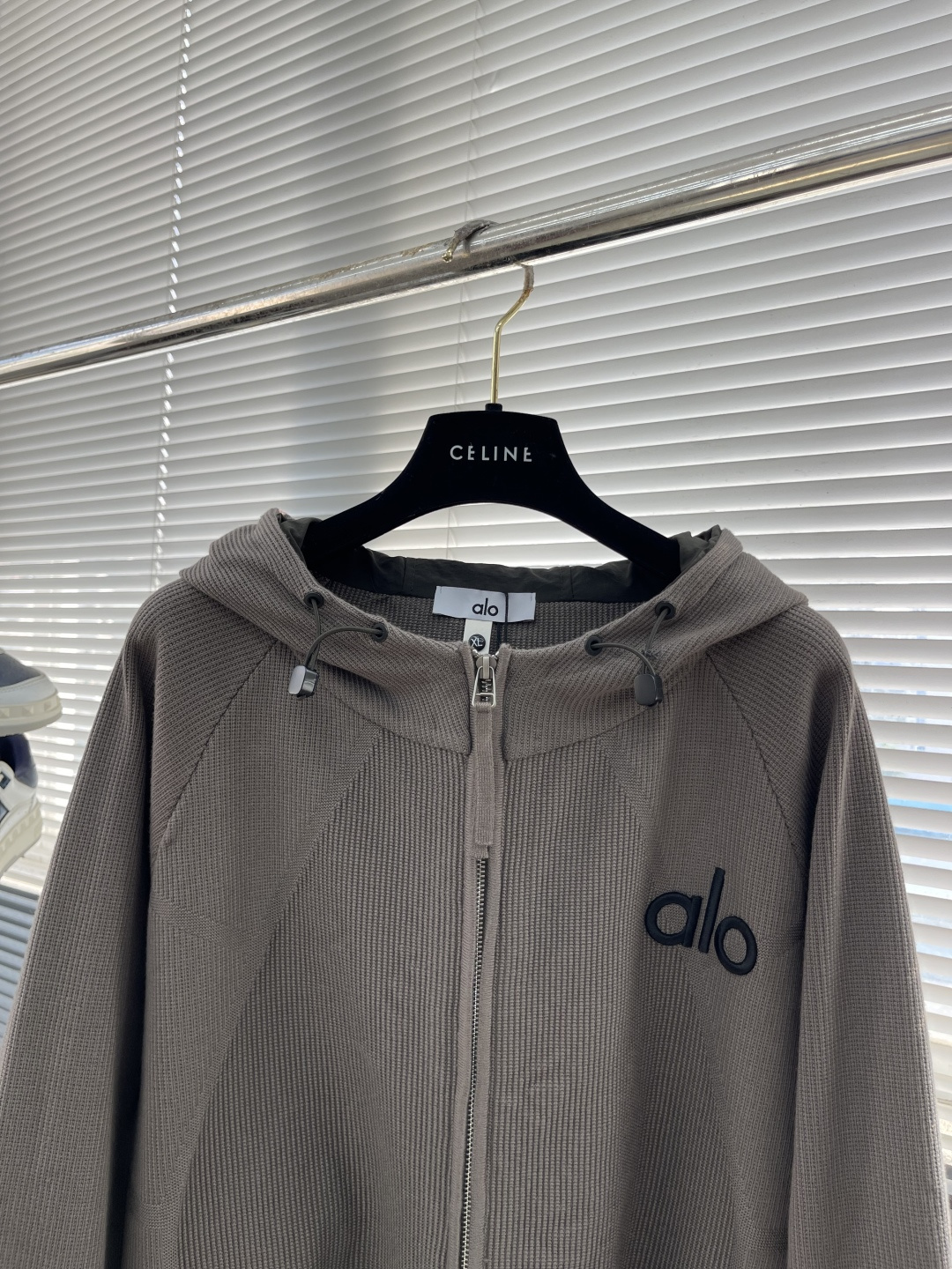 -ALO 连帽微标毛衣开衫精选混纺优质32%粘纤30%聚酯纤维20%锦纶18%天丝 是性能优良的合成纤维