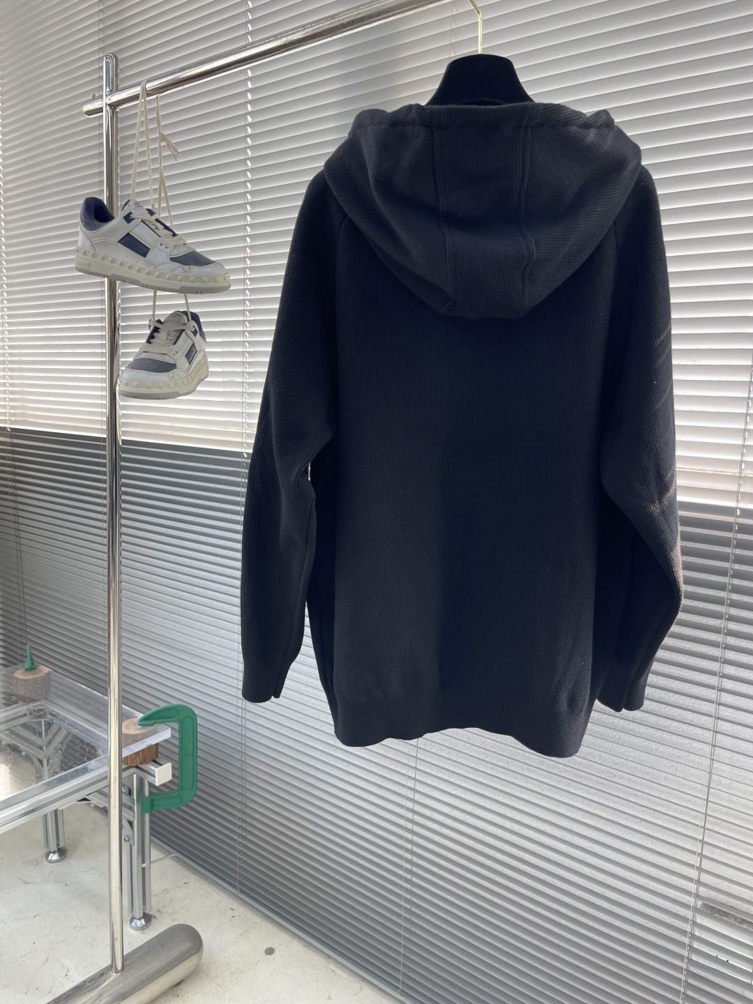 -ALO 连帽微标毛衣开衫精选混纺优质32%粘纤30%聚酯纤维20%锦纶18%天丝 是性能优良的合成纤维