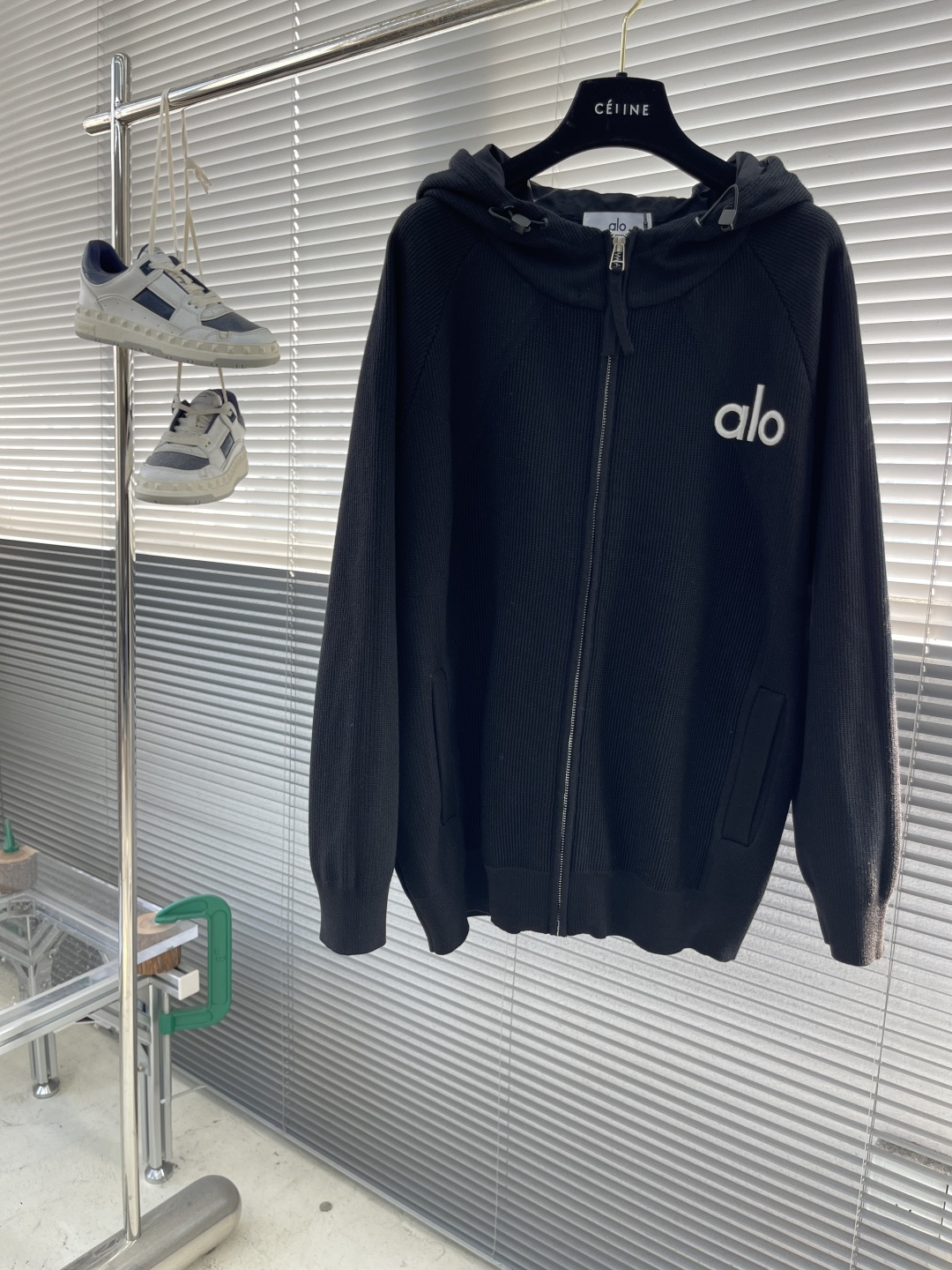 -ALO 连帽微标毛衣开衫精选混纺优质32%粘纤30%聚酯纤维20%锦纶18%天丝 是性能优良的合成纤维