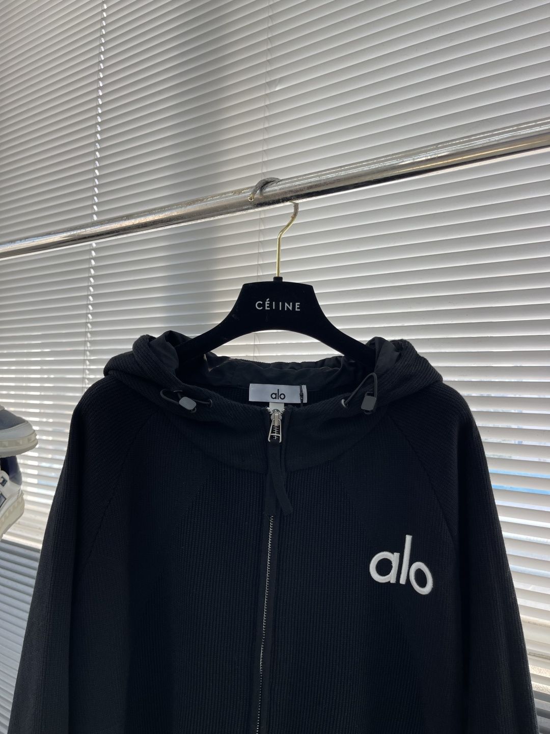 -ALO 连帽微标毛衣开衫精选混纺优质32%粘纤30%聚酯纤维20%锦纶18%天丝 是性能优良的合成纤维