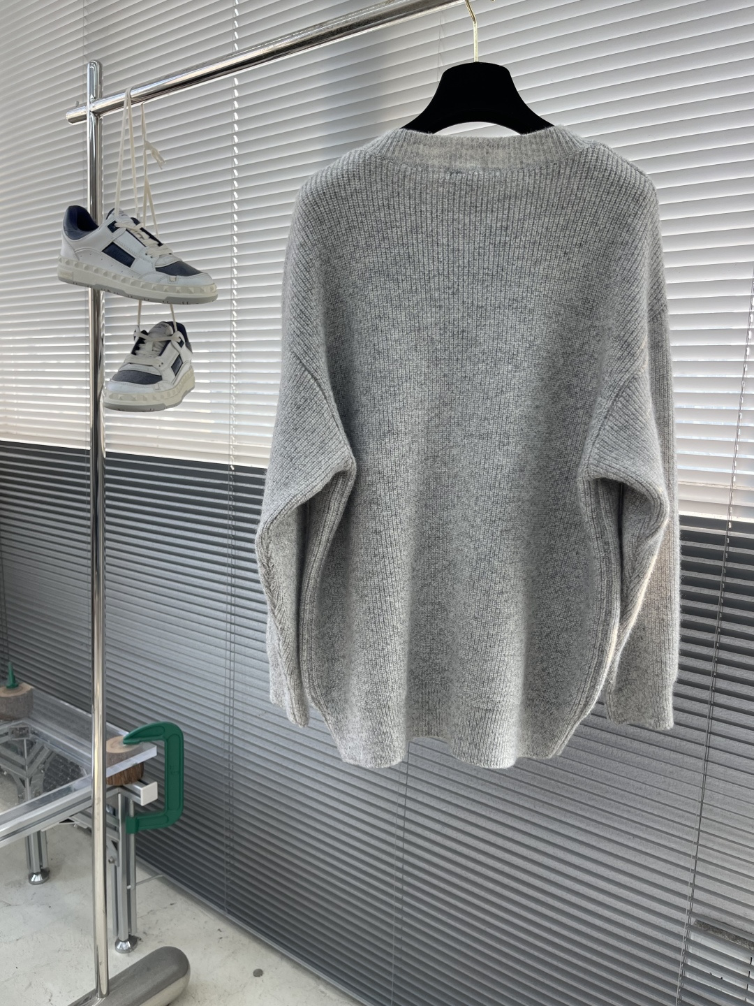 -BBR 刺绣标识圆领毛衣精选混纺优质45%腈纶29%PBT26%锦纶，是性能优良的 合成纤维混纺面料，