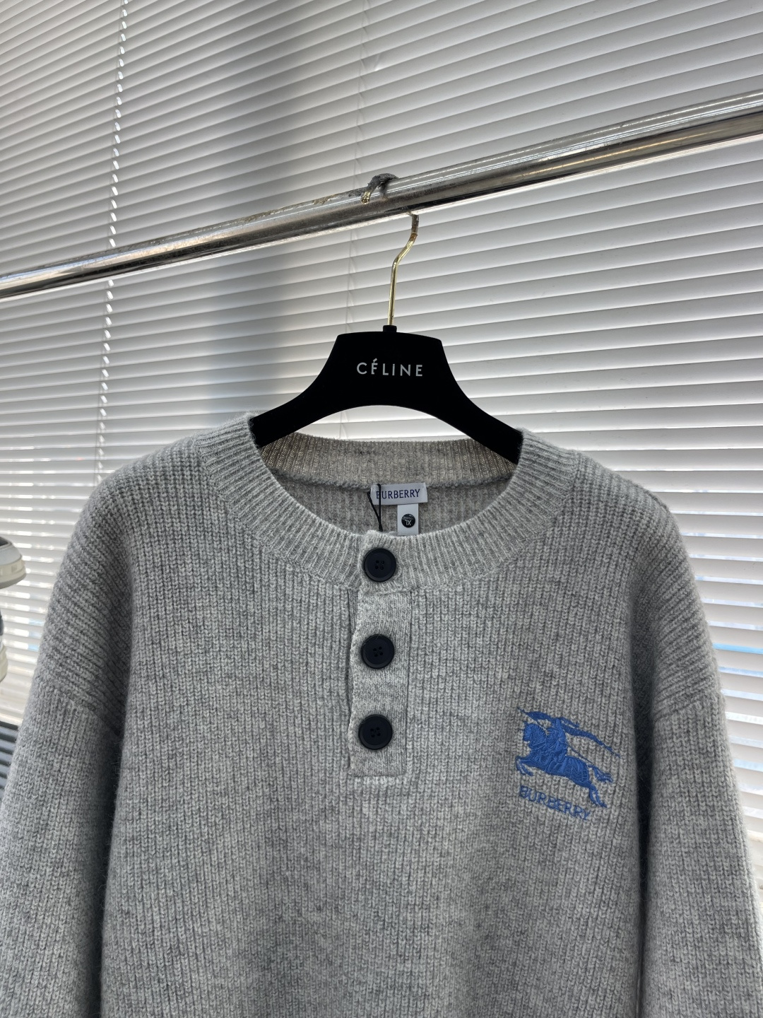 -BBR 刺绣标识圆领毛衣精选混纺优质45%腈纶29%PBT26%锦纶，是性能优良的 合成纤维混纺面料，