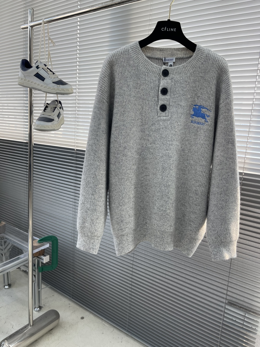 -BBR 刺绣标识圆领毛衣精选混纺优质45%腈纶29%PBT26%锦纶，是性能优良的 合成纤维混纺面料，