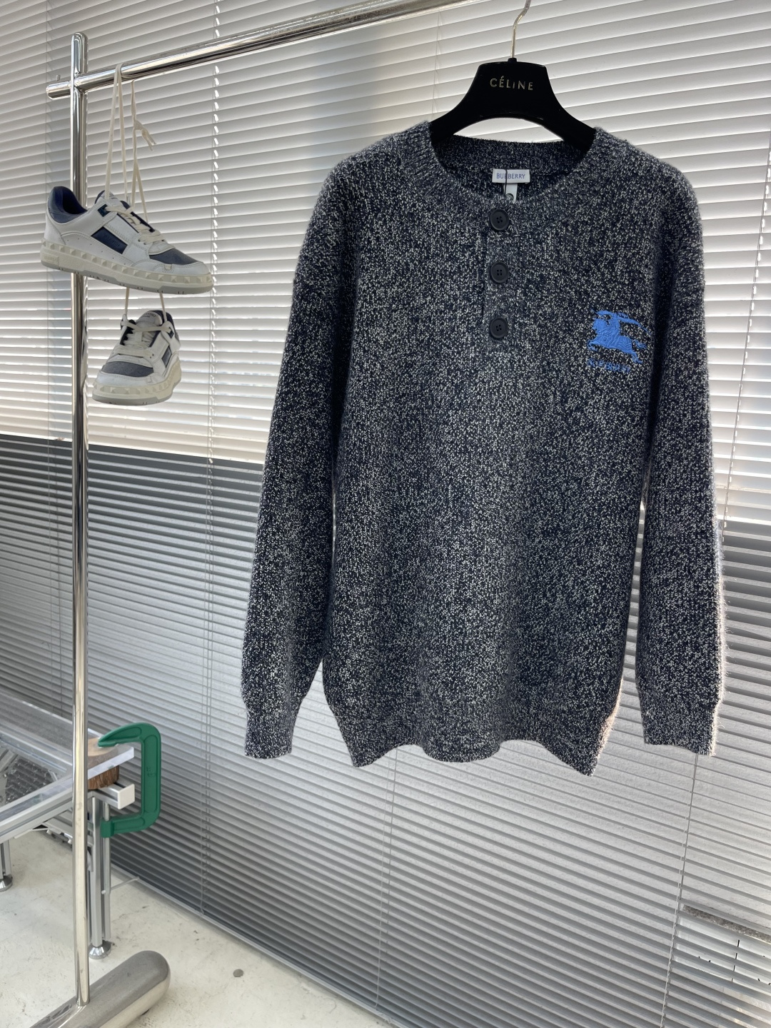 -BBR 刺绣标识圆领毛衣精选混纺优质45%腈纶29%PBT26%锦纶，是性能优良的 合成纤维混纺面料，