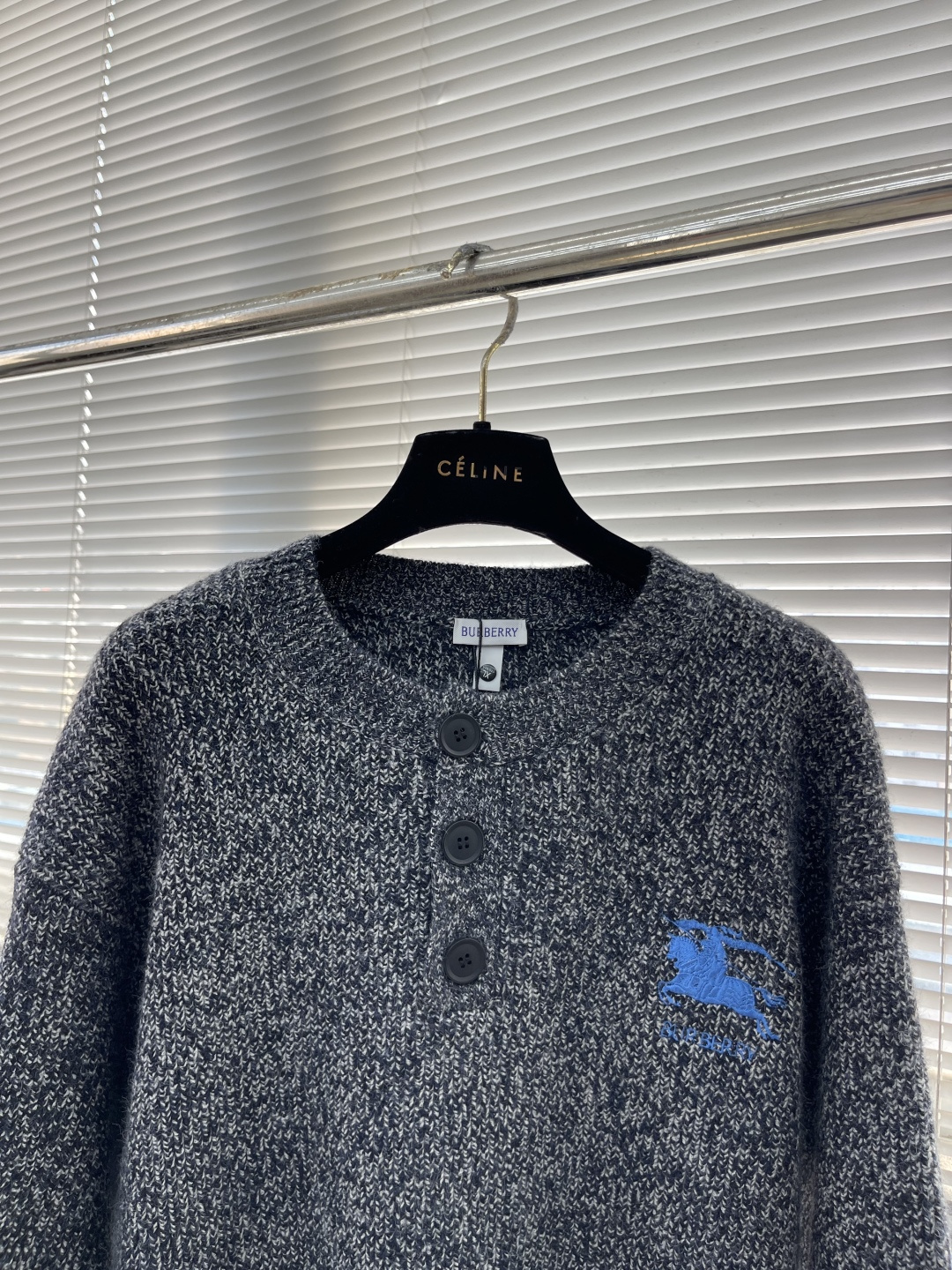 -BBR 刺绣标识圆领毛衣精选混纺优质45%腈纶29%PBT26%锦纶，是性能优良的 合成纤维混纺面料，