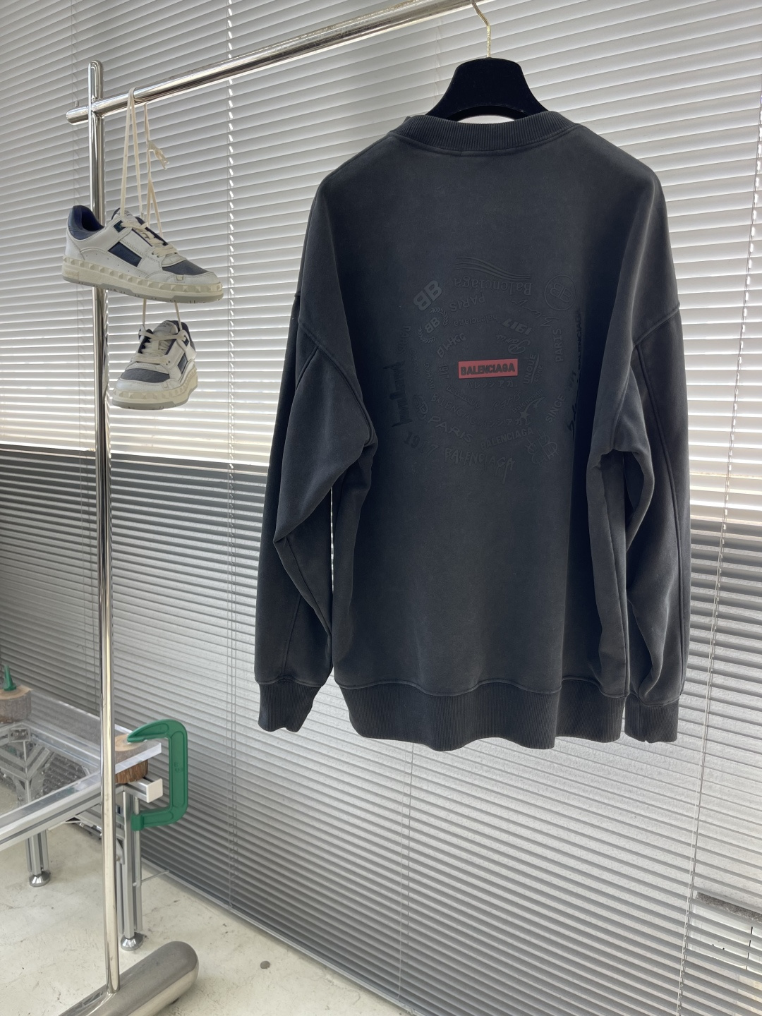 -Balenciag 双B多标识‼️圆领卫衣精选400克复古做旧水洗棉，面料经过特殊处理，呈现出自然的褪