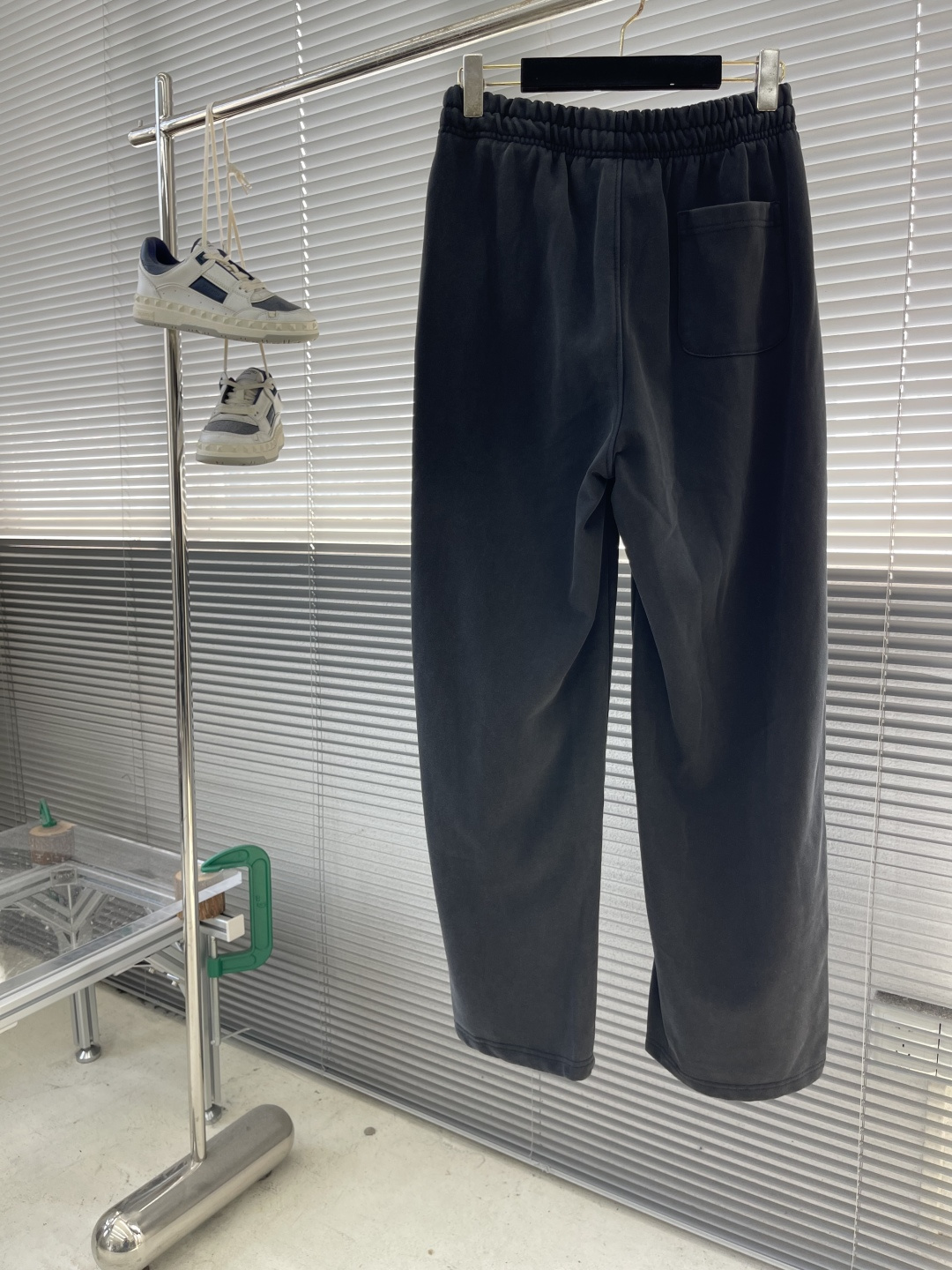 -Balenciag 双B系列‼️直筒卫裤精选400克复古做旧水洗棉，面料经过特殊处理，呈现出自然的褪色