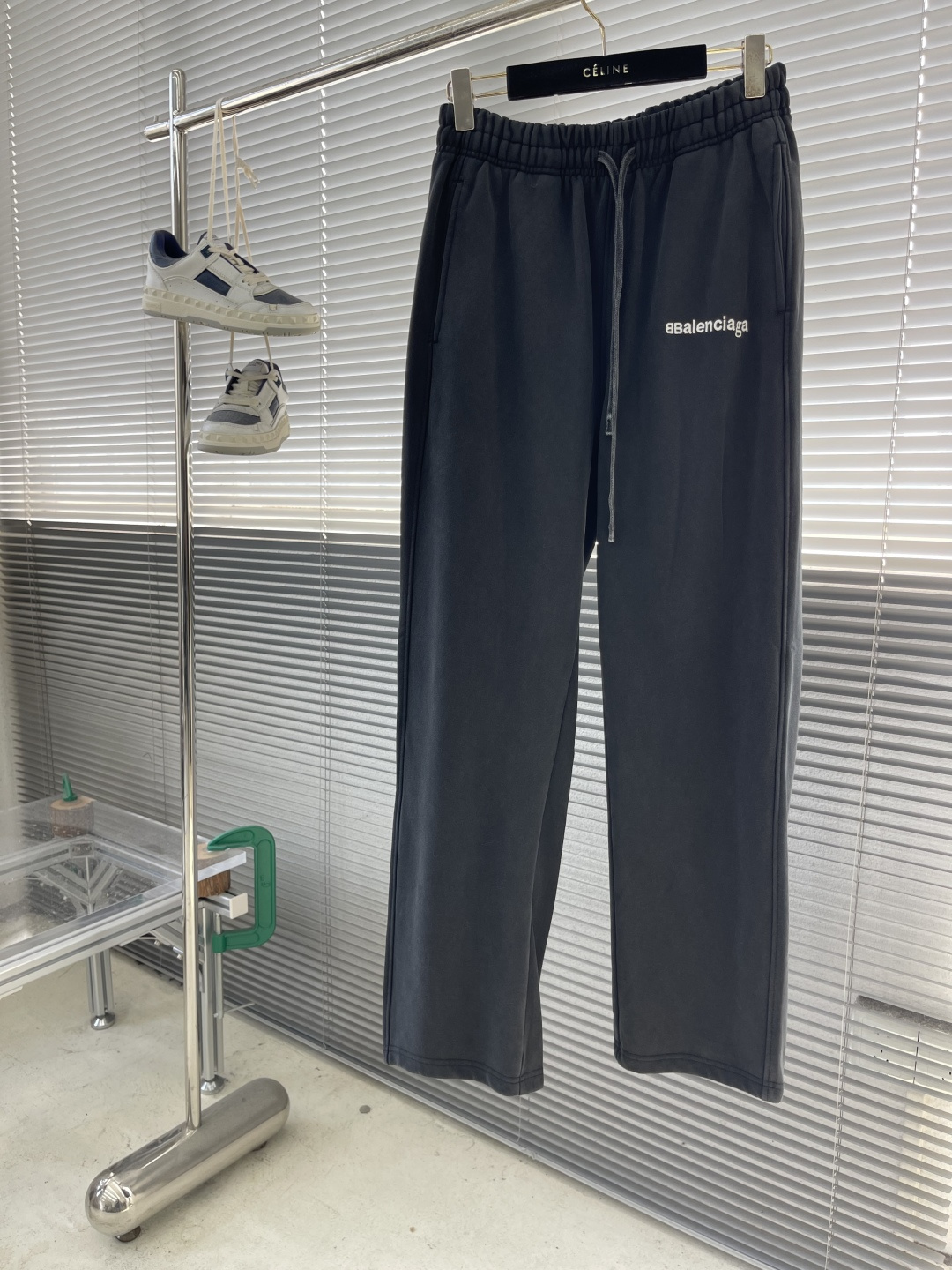 -Balenciag 双B系列‼️直筒卫裤精选400克复古做旧水洗棉，面料经过特殊处理，呈现出自然的褪色