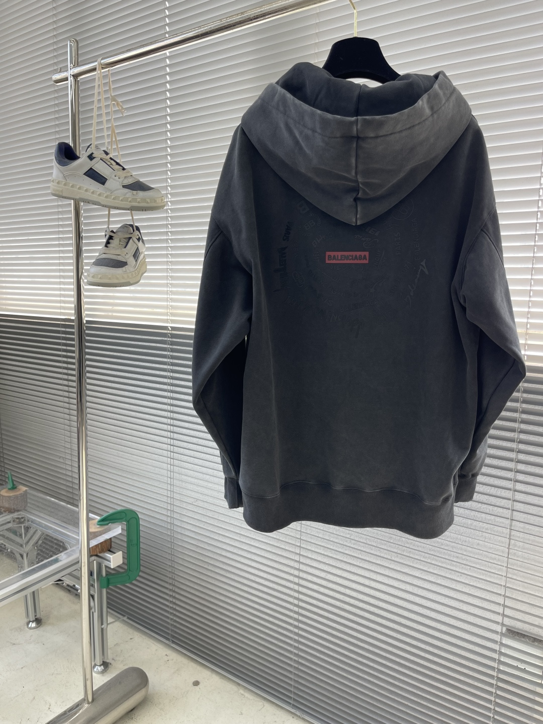 -Balenciag 双B多标识‼️帽领卫衣精选400克复古做旧水洗棉，面料经过特殊处理，呈现出自然的褪