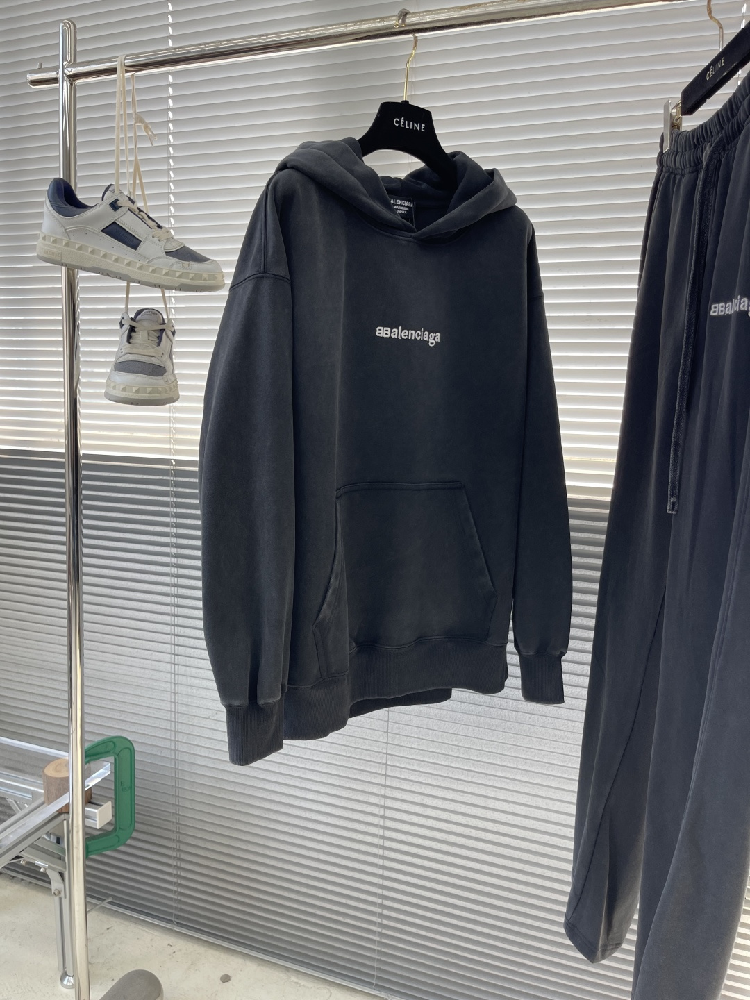 -Balenciag 双B多标识‼️帽领卫衣精选400克复古做旧水洗棉，面料经过特殊处理，呈现出自然的褪