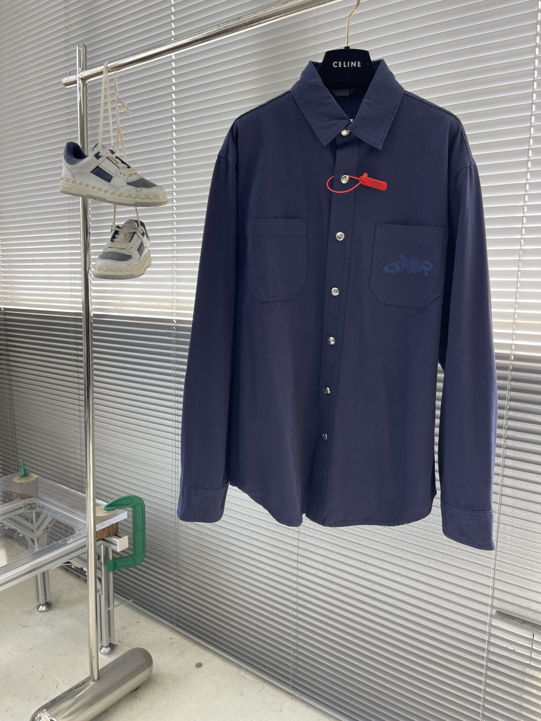 -Dio 联名刺绣衬衫定制定染灰蓝古法纯棉料 质感卓越 舒适贴肤 灰蓝之境 以色温重构速度美学 来自 D