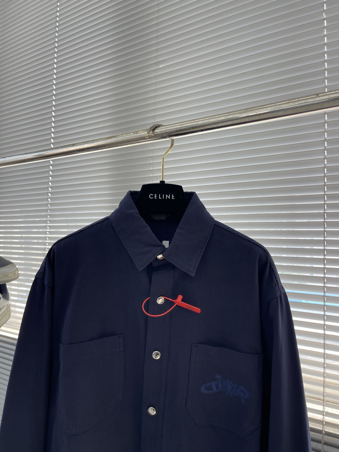 -Dio 联名刺绣衬衫定制定染灰蓝古法纯棉料 质感卓越 舒适贴肤 灰蓝之境 以色温重构速度美学 来自 D