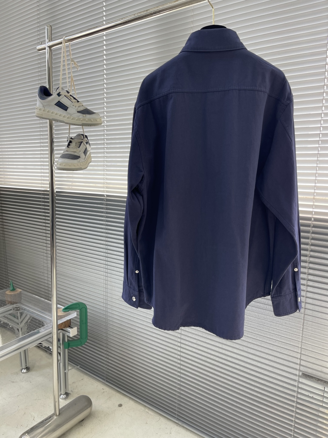 -Dio 联名刺绣衬衫定制定染灰蓝古法纯棉料 质感卓越 舒适贴肤 灰蓝之境 以色温重构速度美学 来自 D