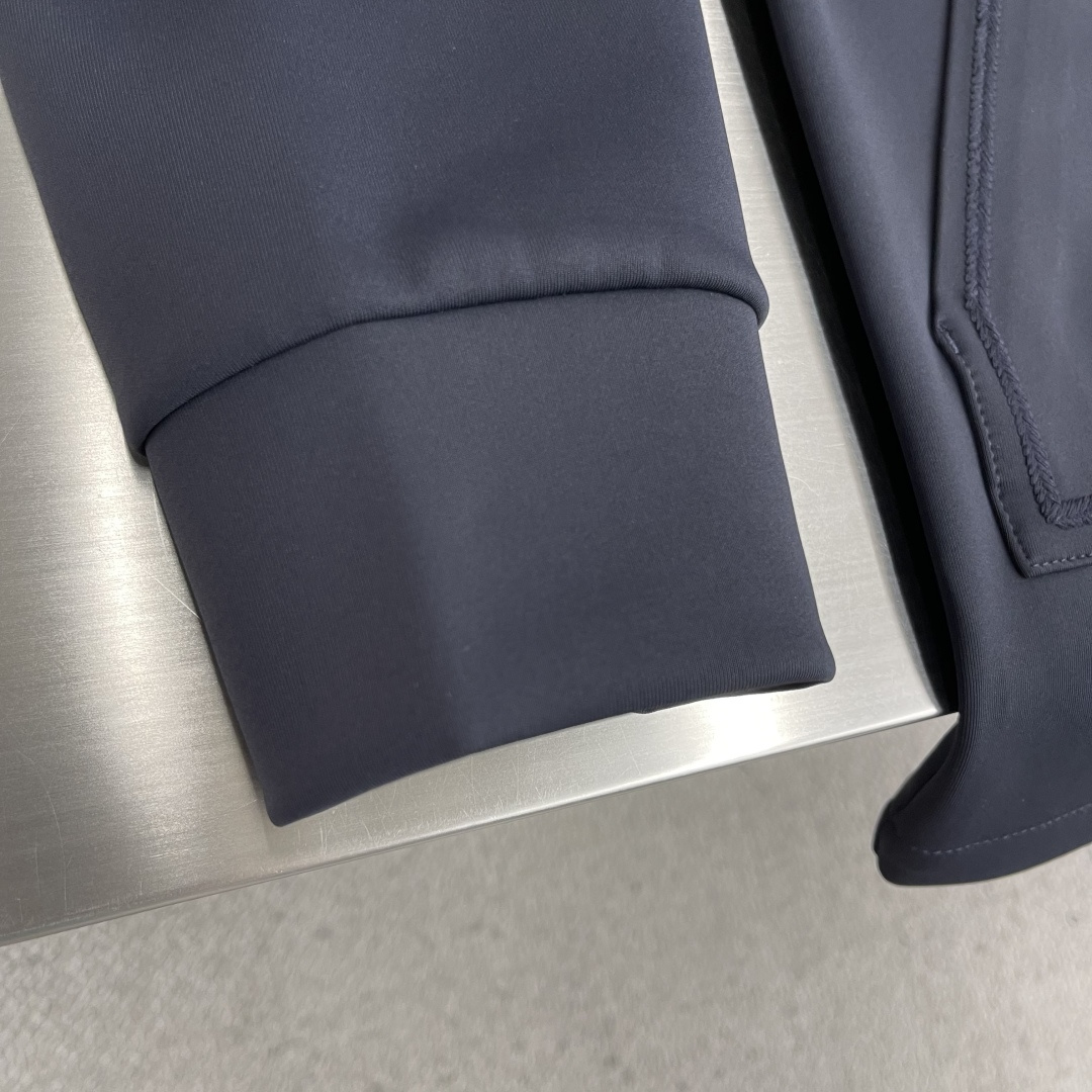 -CH 克罗心 2025秋冬最新系列时尚热款，ch最新面料轻薄戴帽卫衣宽幅立体剪裁，带来极佳的视觉效果，