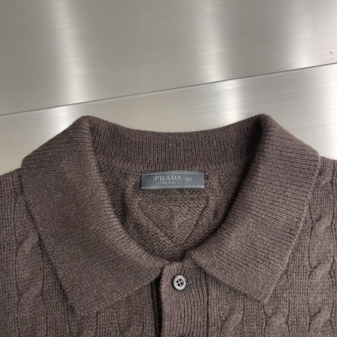 -PRAD 25ss新款纯色翻领套头长袖毛衣 男款 棕色码数：S.M.L.XL衣长65676971胸围 