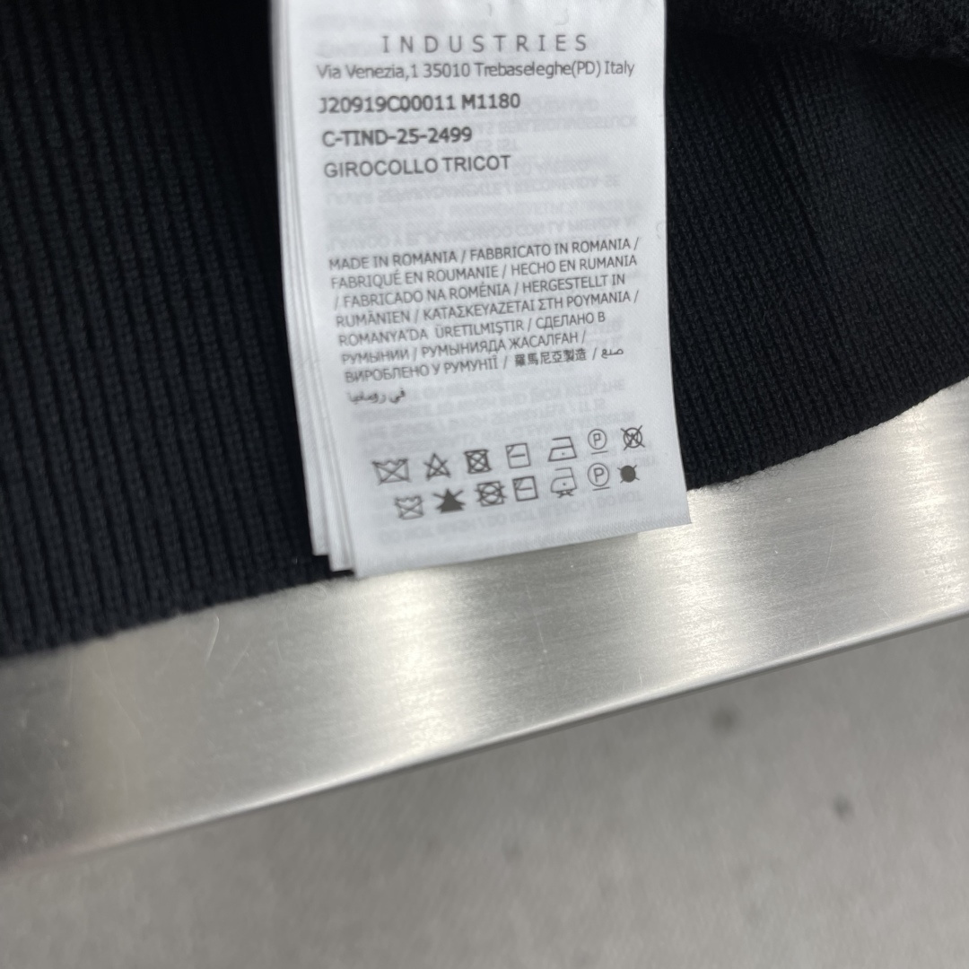 -mon 提花圆领毛衣采用了羊毛混纺面料，以95%的羊毛为主，结合了4%的锦纶和1%的氨纶，羊毛主体保证