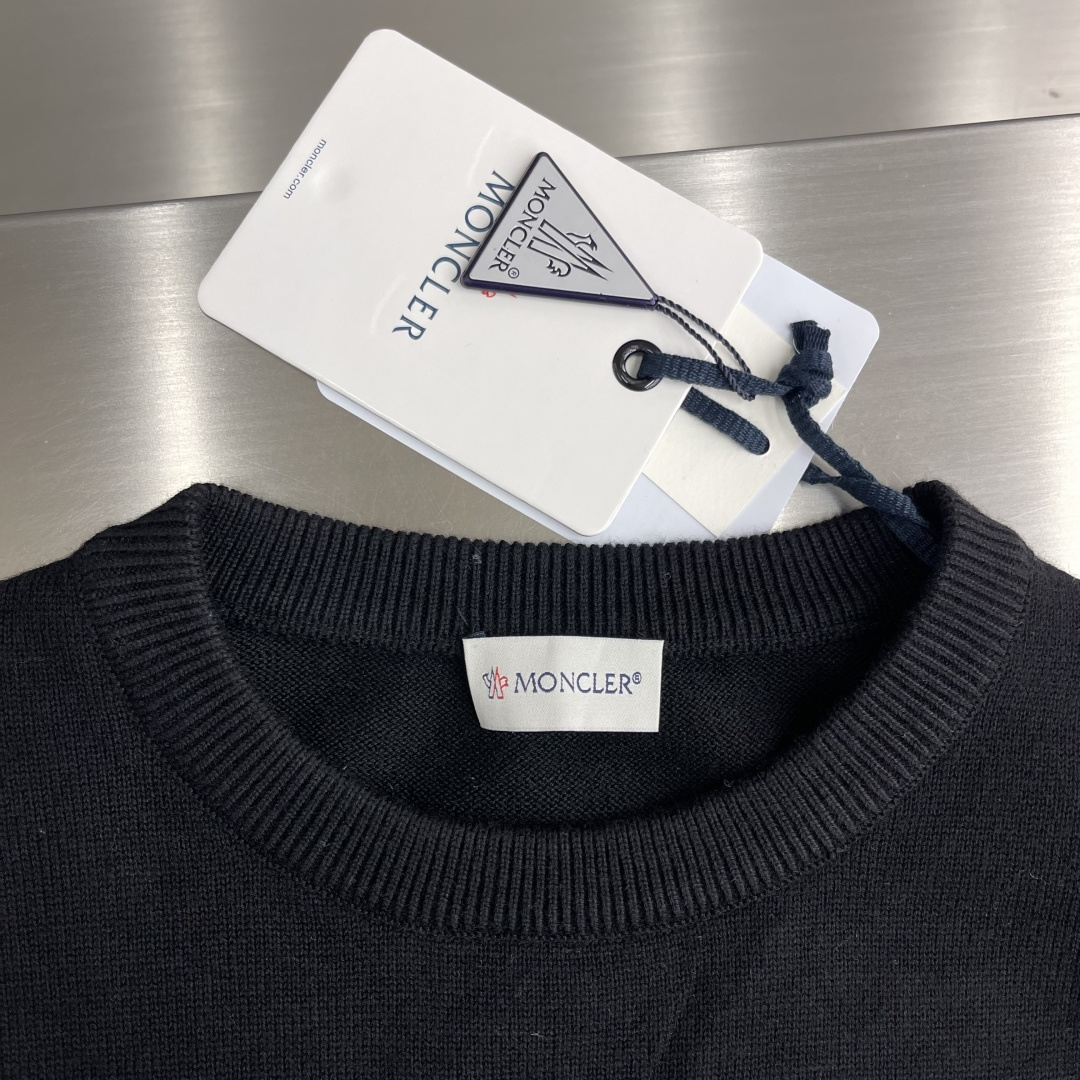 -mon 提花圆领毛衣采用了羊毛混纺面料，以95%的羊毛为主，结合了4%的锦纶和1%的氨纶，羊毛主体保证