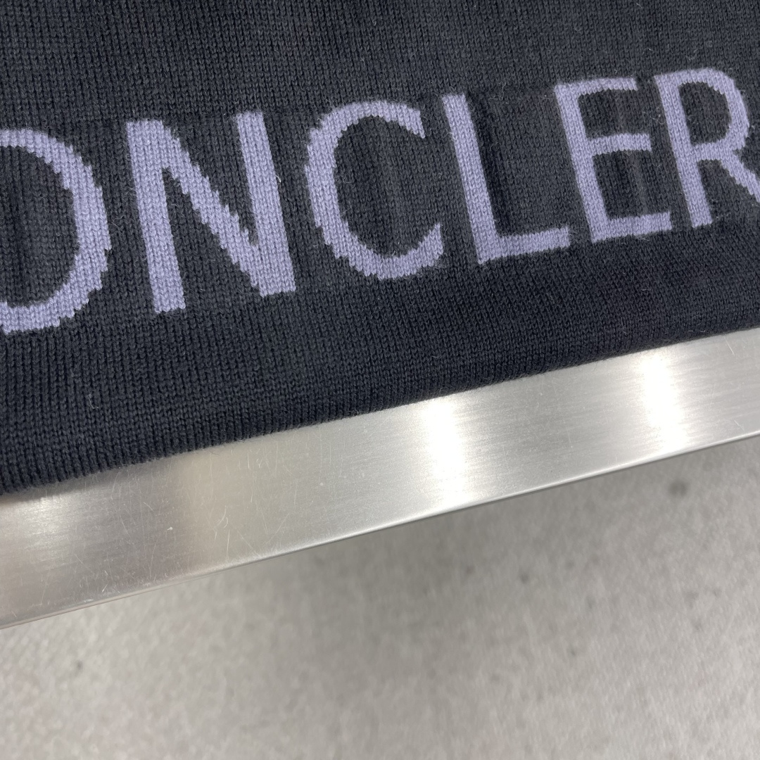 -mon 提花圆领毛衣采用了羊毛混纺面料，以95%的羊毛为主，结合了4%的锦纶和1%的氨纶，羊毛主体保证