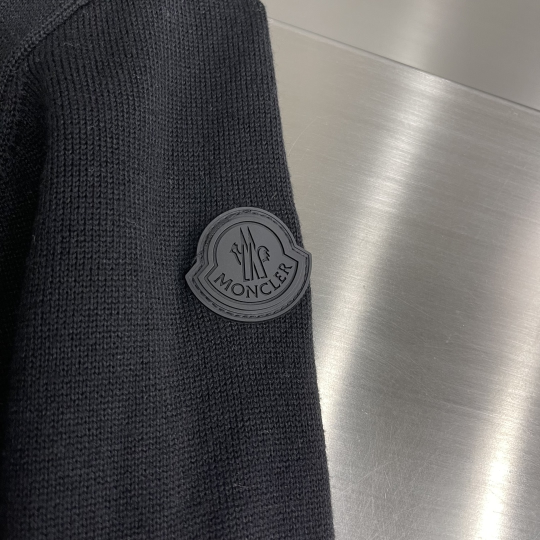 -mon 提花圆领毛衣采用了羊毛混纺面料，以95%的羊毛为主，结合了4%的锦纶和1%的氨纶，羊毛主体保证