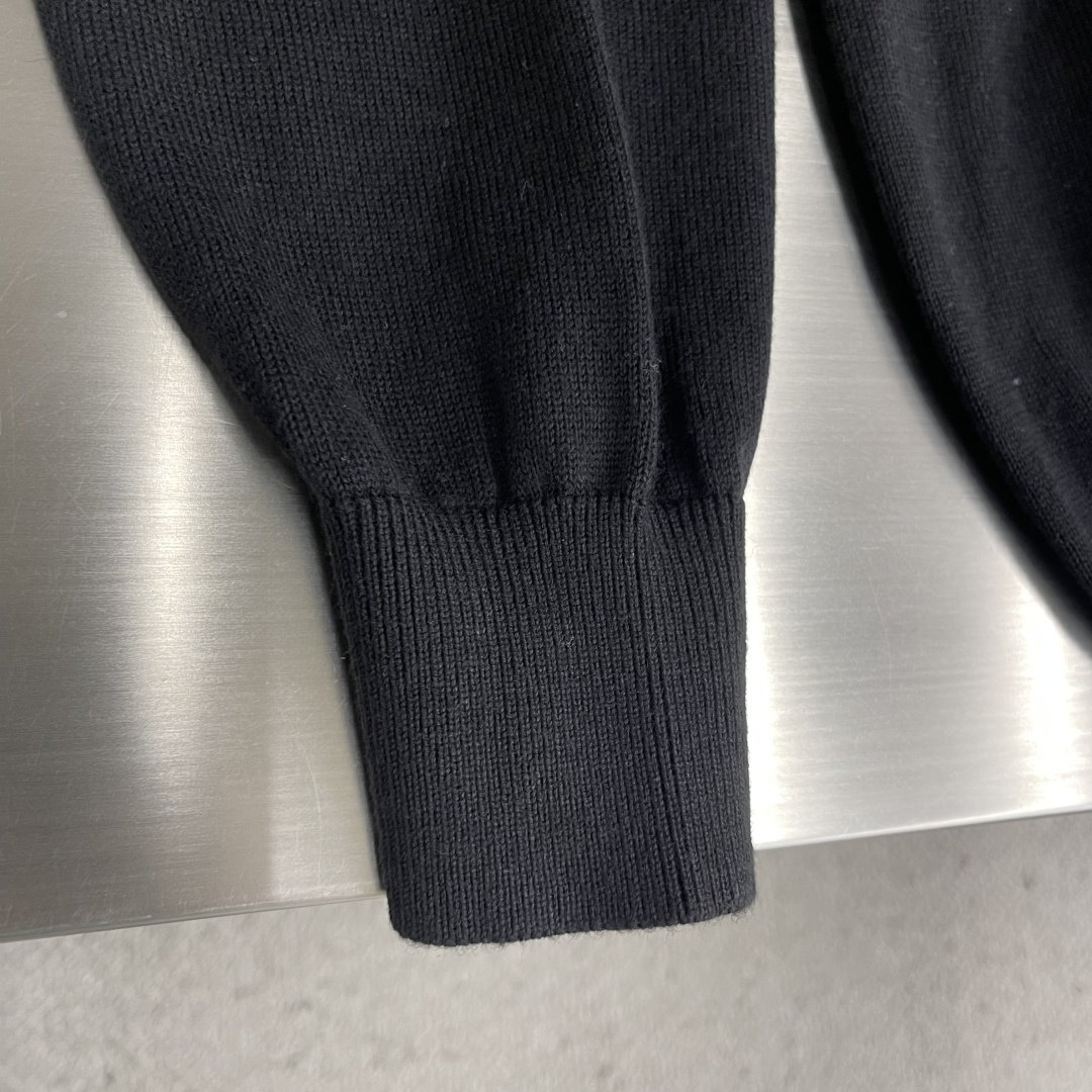 -mon 提花圆领毛衣采用了羊毛混纺面料，以95%的羊毛为主，结合了4%的锦纶和1%的氨纶，羊毛主体保证