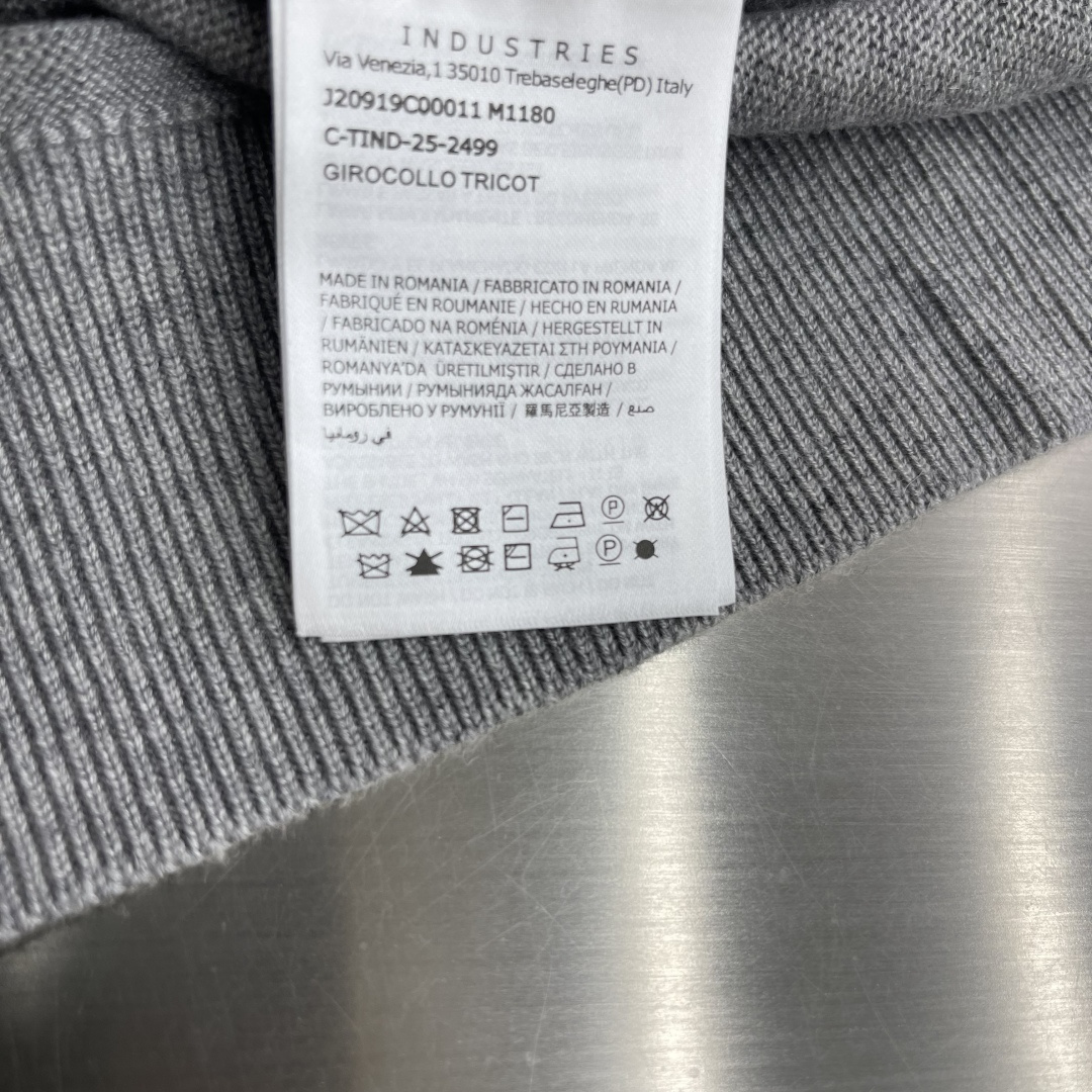 -mon 提花圆领毛衣采用了羊毛混纺面料，以95%的羊毛为主，结合了4%的锦纶和1%的氨纶，羊毛主体保证