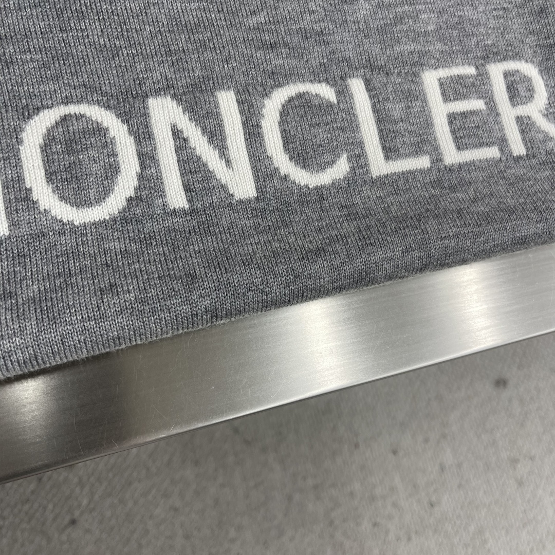 -mon 提花圆领毛衣采用了羊毛混纺面料，以95%的羊毛为主，结合了4%的锦纶和1%的氨纶，羊毛主体保证