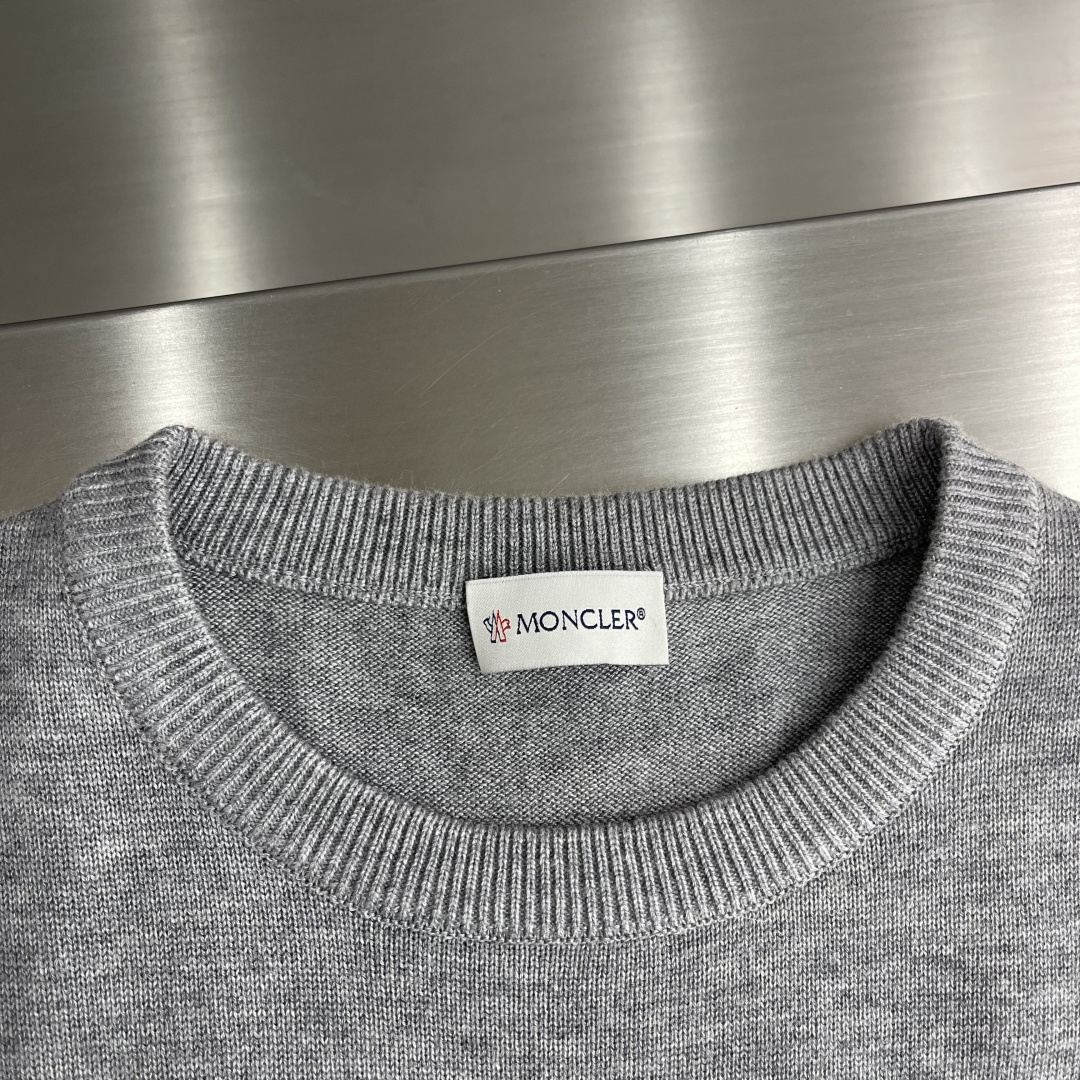 -mon 提花圆领毛衣采用了羊毛混纺面料，以95%的羊毛为主，结合了4%的锦纶和1%的氨纶，羊毛主体保证