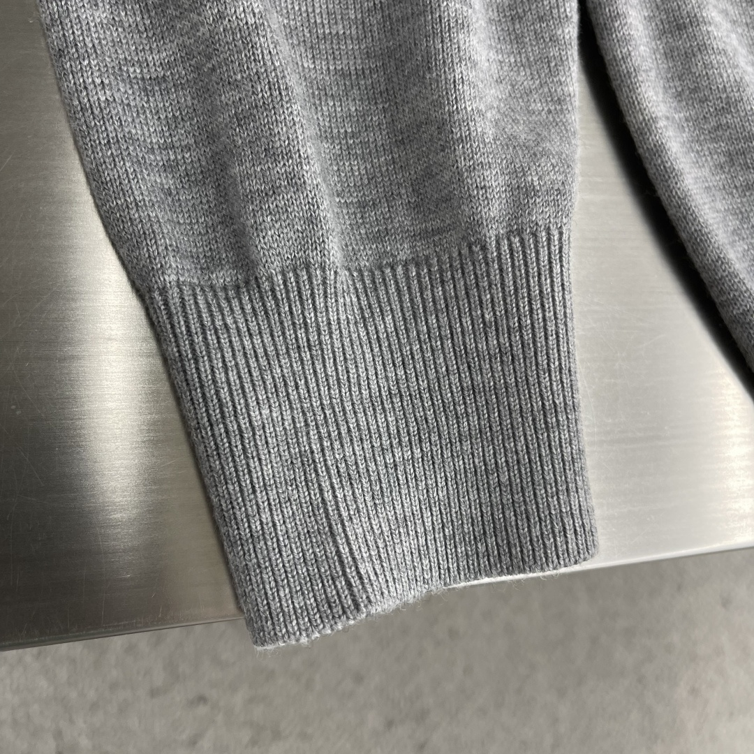 -mon 提花圆领毛衣采用了羊毛混纺面料，以95%的羊毛为主，结合了4%的锦纶和1%的氨纶，羊毛主体保证