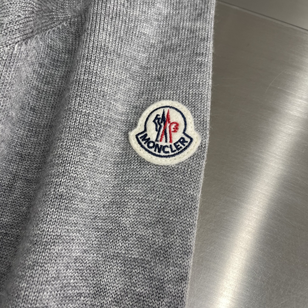 -mon 提花圆领毛衣采用了羊毛混纺面料，以95%的羊毛为主，结合了4%的锦纶和1%的氨纶，羊毛主体保证