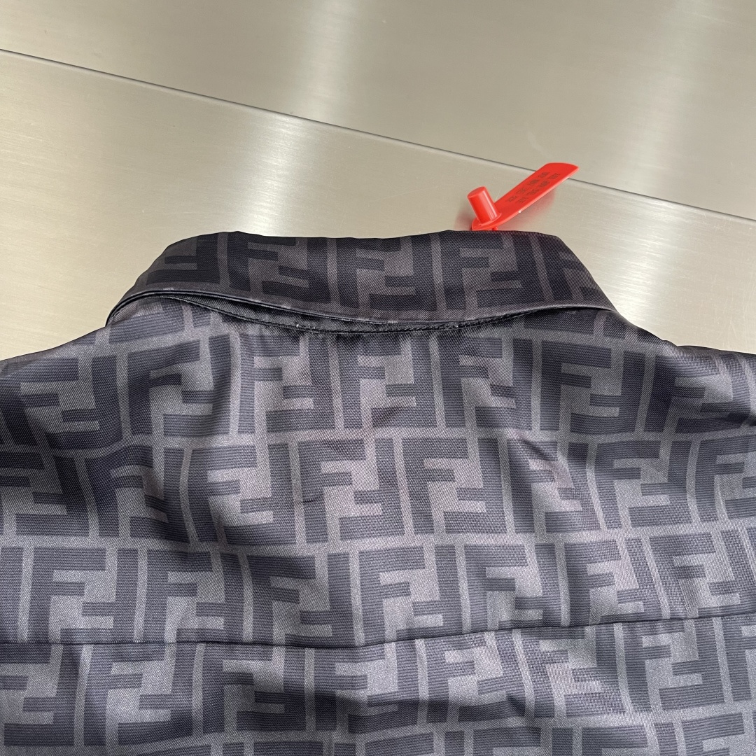 -FEND 满印FF衬衫定制莱赛尔天丝 细腻柔软 舒适贴肤 棕韵天成 奢雅无界 饰以FF字母点缀全幅 以