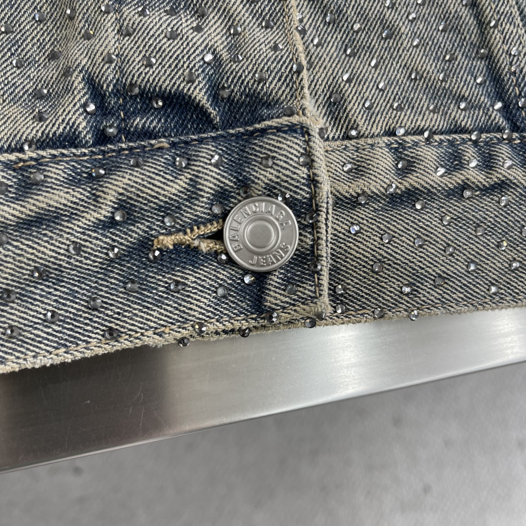 -Balenciag 满钻做旧牛仔外套采用7*7支斜纹牛仔裤棉布，12厚度洗水后约为420克。全身烫钻工
