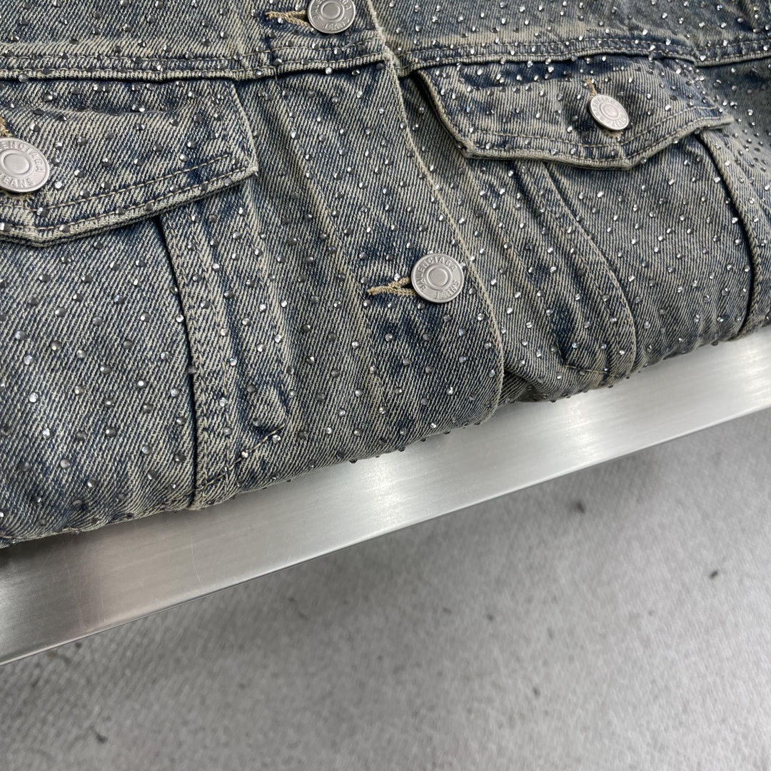 -Balenciag 满钻做旧牛仔外套采用7*7支斜纹牛仔裤棉布，12厚度洗水后约为420克。全身烫钻工