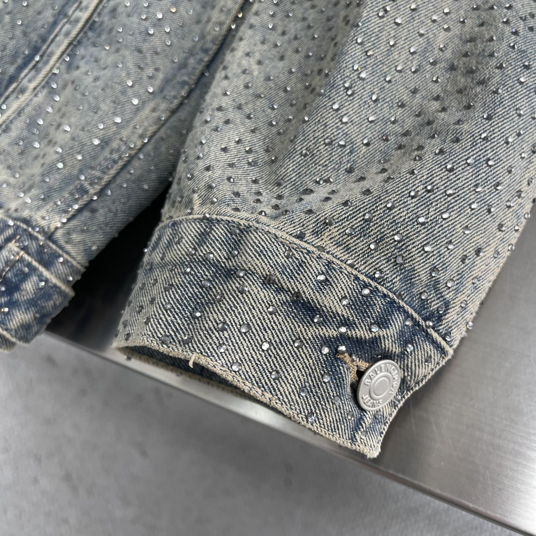 -Balenciag 满钻做旧牛仔外套采用7*7支斜纹牛仔裤棉布，12厚度洗水后约为420克。全身烫钻工
